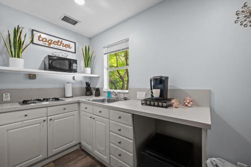 Bohemian Loft Near River Oaks and Greenway Plaza near The Music Box Theater
