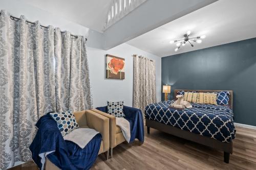 Bohemian Loft Near River Oaks and Greenway Plaza near The Music Box Theater