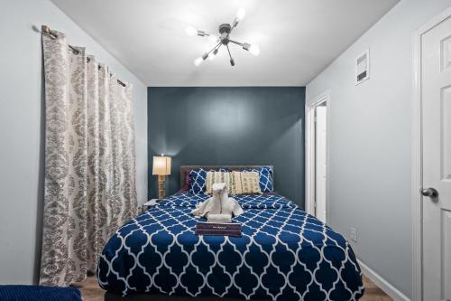 Bohemian Loft Near River Oaks and Greenway Plaza near The Music Box Theater