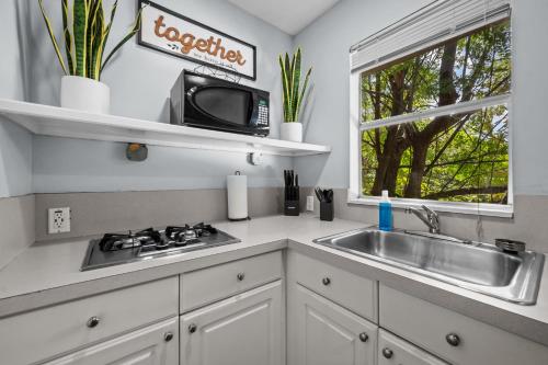 Bohemian Loft Near River Oaks and Greenway Plaza near The Music Box Theater