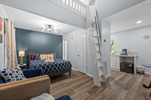 Bohemian Loft Near River Oaks and Greenway Plaza near The Music Box Theater