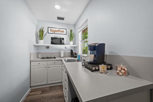 Bohemian Loft Near River Oaks and Greenway Plaza near The Music Box Theater