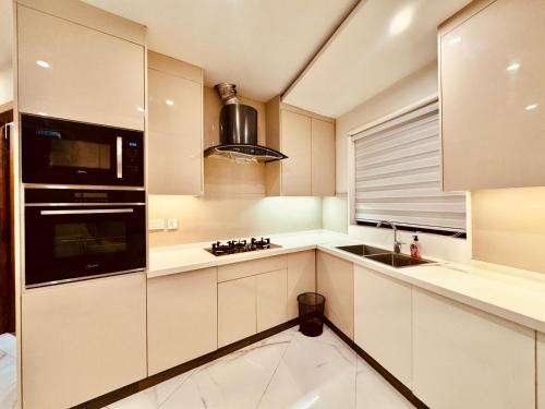 2 Bedroom Cozy Apartment by Lux Haven Stays - image 3