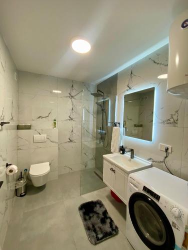 ฝักบัว, Studio7 center apartment Prizren in พริซเซ่น