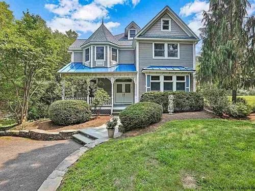 Country home with rock climbing gym, pond and creek in High Falls