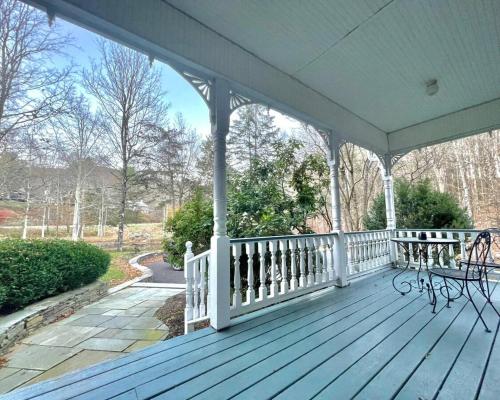 Country home with rock climbing gym, pond and creek in High Falls