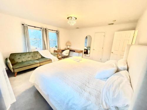 Country home with rock climbing gym, pond and creek in High Falls