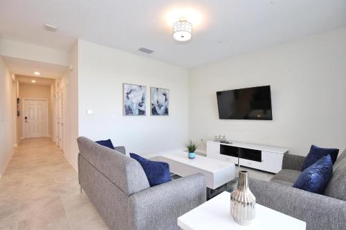 Amazing Apartment In Lux Resort Storey Lake With Great Amenities 10 Miles To Disney! thumb 3