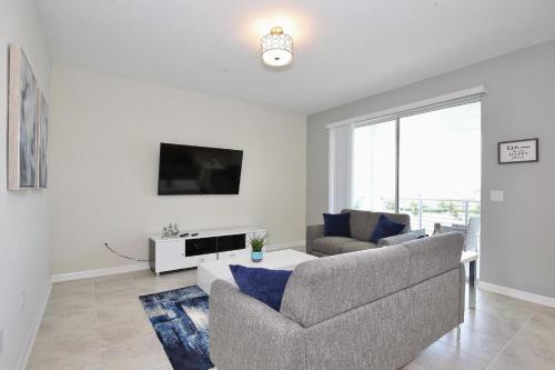 Amazing Apartment In Lux Resort Storey Lake With Great Amenities 10 Miles To Disney! thumb 4