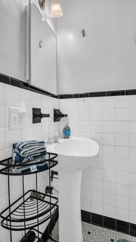 Quiet Corner Suite Heated Pool & 2 mins 2 beach