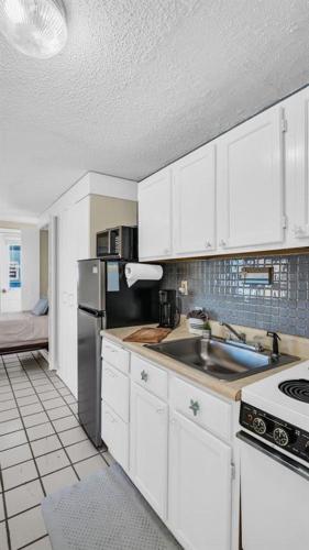 Quiet Corner Suite Heated Pool & 2 mins 2 beach