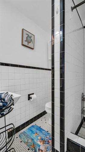 Quiet Corner Suite Heated Pool & 2 mins 2 beach