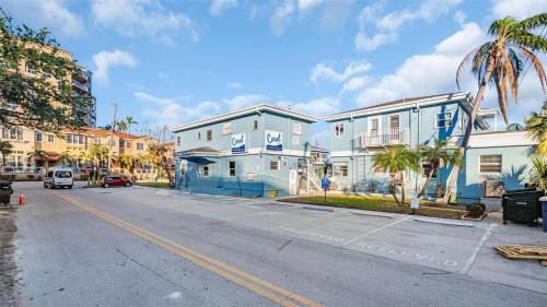 Quiet Corner Suite Heated Pool & 2 mins 2 beach