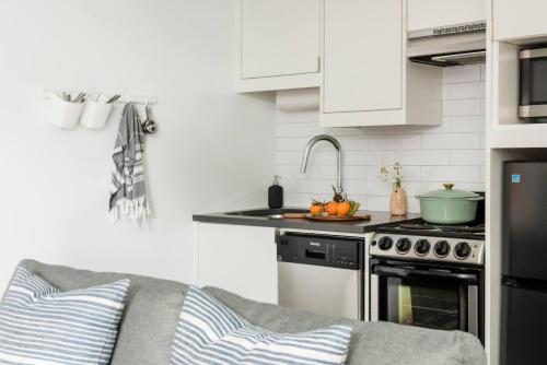 Konyha, *NEW* La Penelope - Rooftop | Skyline | Ponce City in Virginia Highland