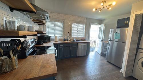 Stylish 2BR 1 Mile From Downtown And The Aquarium in Pittsburgh