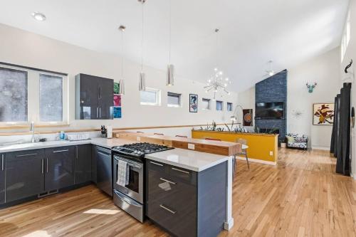 Mid-century Modern Escape Hikingbiking Nearby! thumb 4