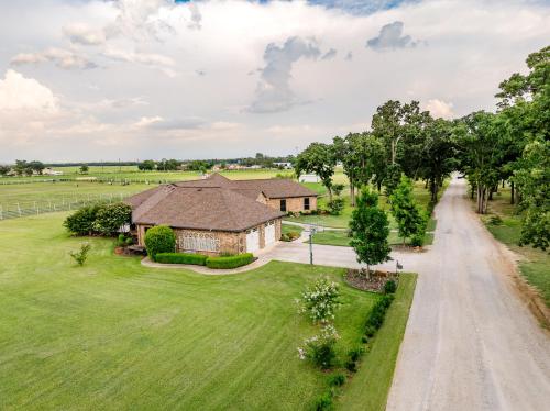 Newly Renovated Private Ranch Get-A-Way in Pilot Point (TX)