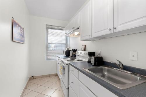 Deluxe Apt In Center City - Tap to explore photos