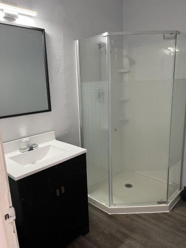 Travelers Inn Topeka - image 7