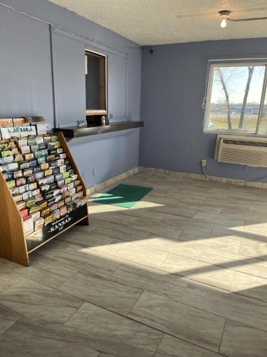 Travelers Inn Topeka - image 14