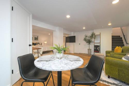 Bright & Modern Basement Apartment Dt N'hood thumb 4