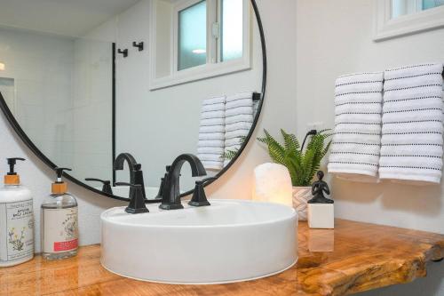 Bright & Modern Basement Apartment DT N'hood - image 3