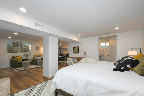 Bright & Modern Basement Apartment DT N'hood - image 11