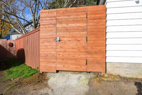 Bright & Modern Basement Apartment DT N'hood - image 14