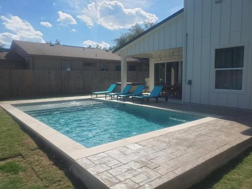 White Dove Pool House- Modern Luxury 4br Home Near Lake Travis Wpool in Austin, USA