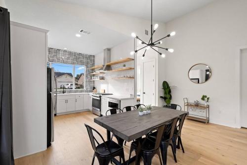 White Dove Pool House- Modern Luxury 4br Home Near Lake Travis Wpool in Austin, USA