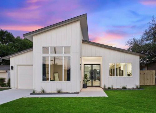 White Dove Pool House- Modern Luxury 4br Home Near Lake Travis Wpool in Austin, USA