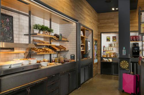 Food and beverages, Moxy London Stratford in Stratford