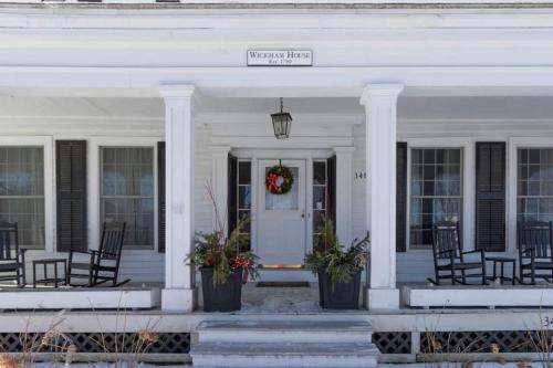 Picture Postcard Mansion In Manchester Village detail