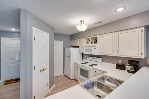 Myrtle Beach Condo on Fairways and Pool Access! in Myrtle Beach, USA