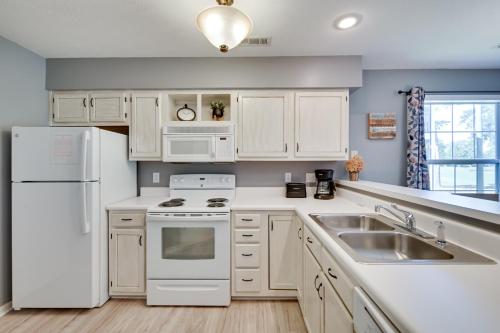 Myrtle Beach Condo on Fairways and Pool Access! in Myrtle Beach, USA