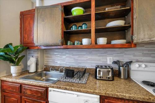 Nicely Designed Spacious 3 Bdrm Center City Apt in Philadelphia, USA