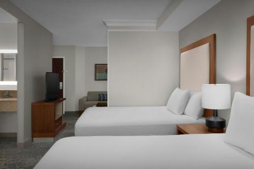 2 queen beds, 1 sofa bed