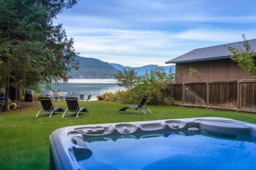 Christina Lake Lakefront, Hot Tub, Amazing Views in Christina Lake (BC)