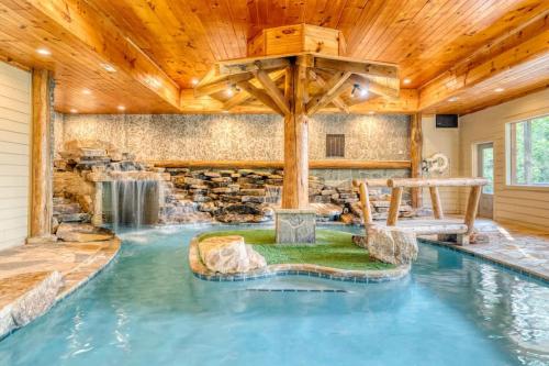 Eagle River Lodge - Huge Indoor Pool - Sleeps 24