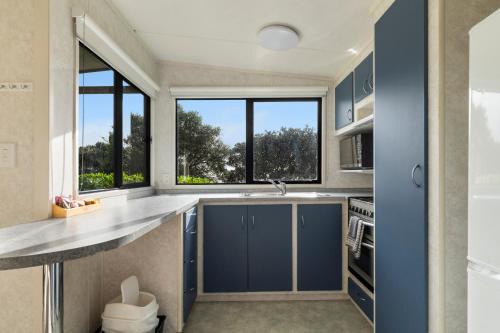 Kitchen, Fitzroy Beach Holiday Park in Fitzroy