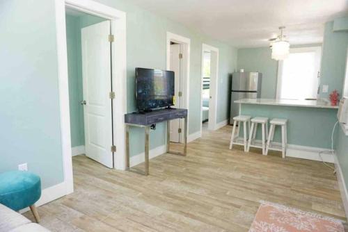 Beachside Cottage Walk 2beachocean Center Pets Ok in Daytona Beach, USA