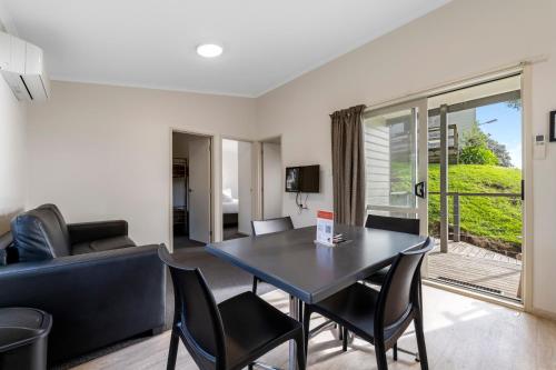 2 bedrooms, 5 beds