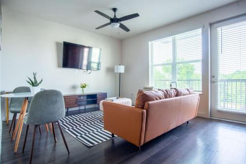 Boulevard Stays Comfortable 1BR Suite w Pool Parking Gym 04 in Аэропорт Лав Филд