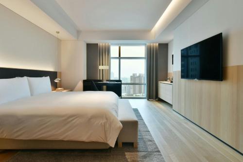 Deluxe Room, Guest room, 1 King, City view