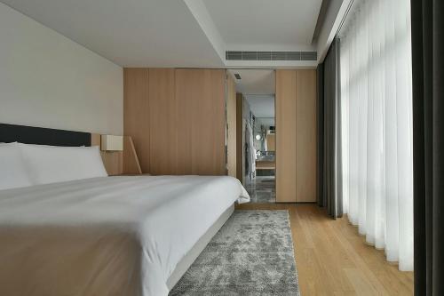 Junior Harbor View Suite, Suite, 1 King, Sofa bed, Harbor view