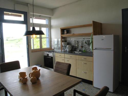 virtuve, Apartment in Cuzy with Heated Pool in Cuzy