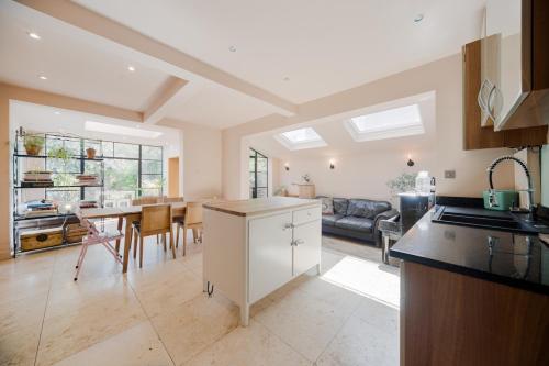 Spacious 2 Bed Near Westfield, Londyn
