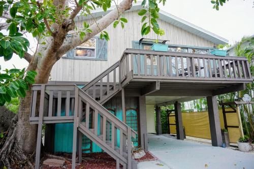 Anna Maria Island Tree House Pet Friendly! - image 2