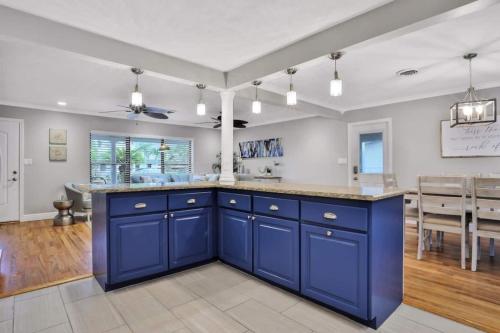Kiss The Wave - Spacious 4br3ba, Wpoolhot Tub in Indian Harbour Beach, USA