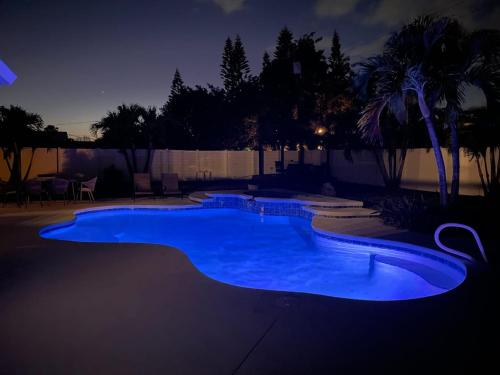 Kiss The Wave - Spacious 4br3ba, Wpoolhot Tub in Indian Harbour Beach, USA